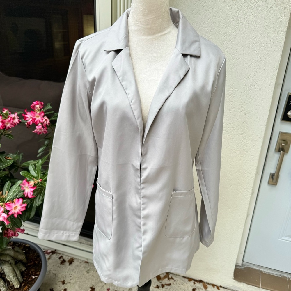 Light Grey Open Jacket with Pockets. Fully lined. Size XL. NWOT.
